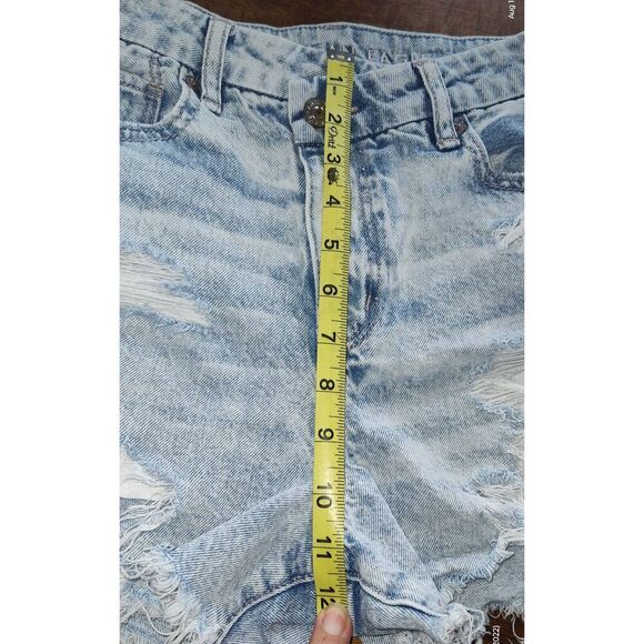 American Eagle Strigid jean shorts frayed distressed Size 4 light wash asymmetri - Picture 6 of 16
